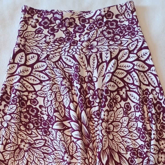 Magenta/wine and white skirt - Picture 1 of 2